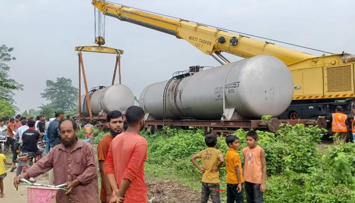 ৮টি ট্যাংকার লাইনচ্যুত, খুলনার সঙ্গে সারা দেশের রেল যোগাযোগ বন্ধ
