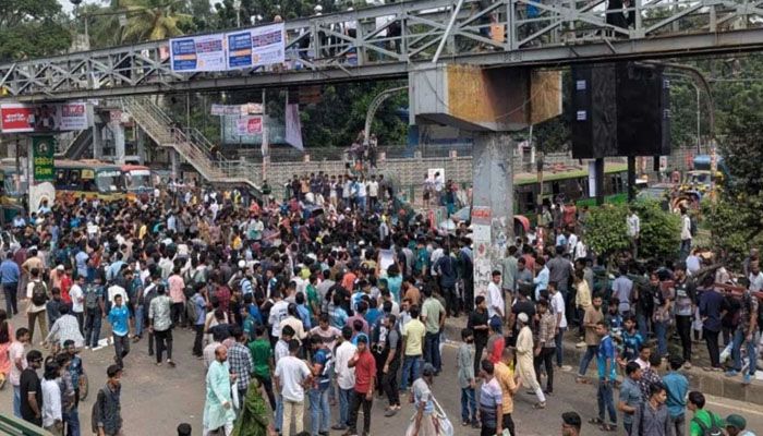 তিন দফা দাবিতে সায়েন্সল্যাব অবরোধ ৭ কলেজ শিক্ষার্থীদের