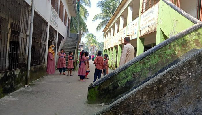 চলার পথই যেন খেলার মাঠ 