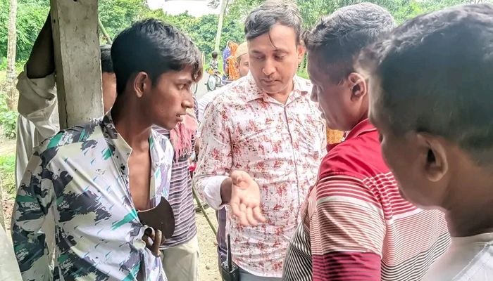 রেললাইনের স্লিপার-পিন খুলে নেওয়ার সময় যুবক আটক