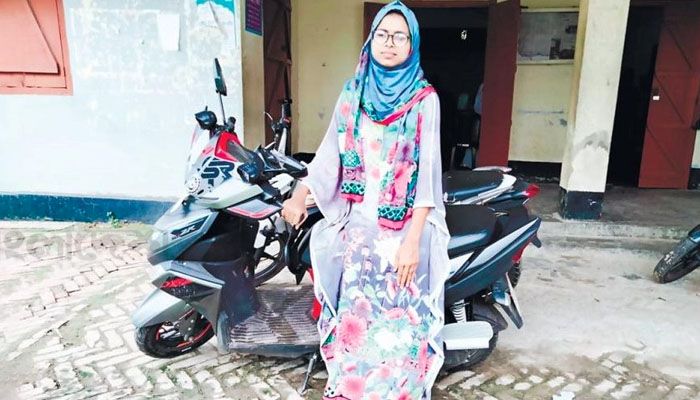 রাঙামাটির কাপ্তাইয়ে বাড়ির সামনে জেমিয়া ফারজানা নিতু। প্রবা ফটো