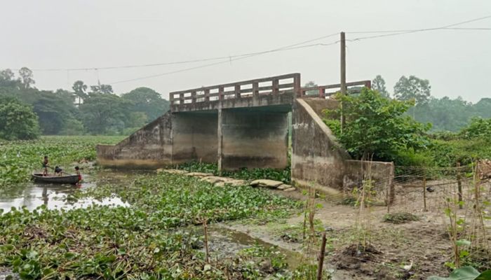 সেতু আছে, নেই সংযোগ সড়ক