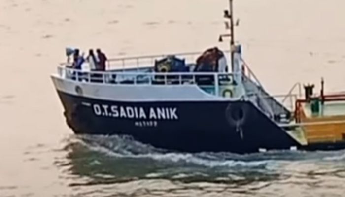 চাঁদপুরে তেলবাহী জাহাজে ভয়াবহ আগুন, আহত ৫