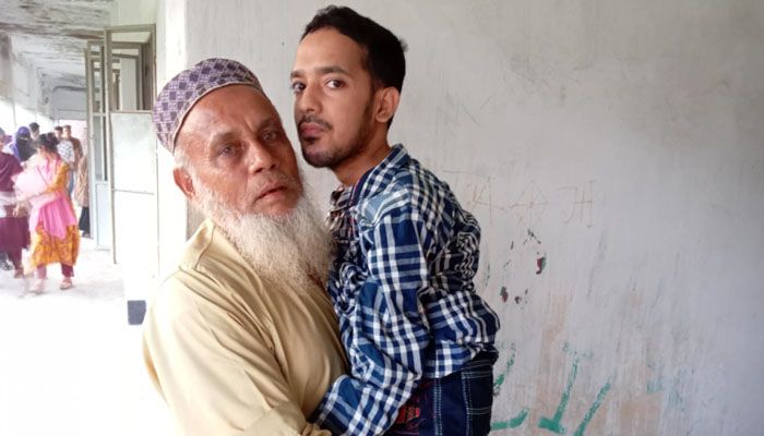 এক হাতেই নিরন্তর লড়াই