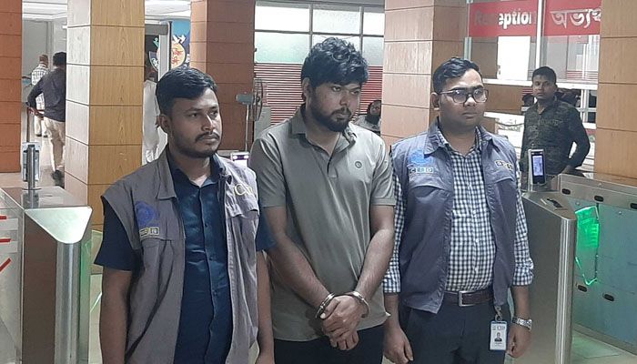 তরুণীদের ব্ল্যাকমেইল করে প্রেমিকার খরচ চালাতেন অনিক