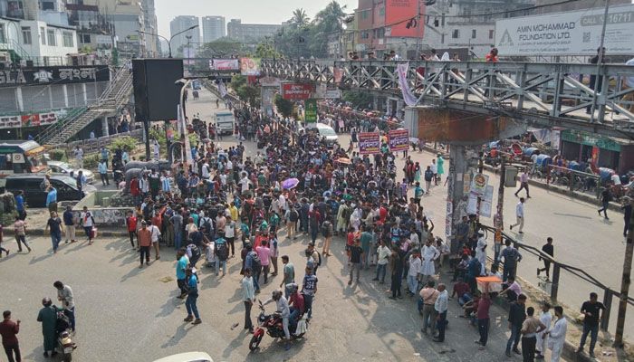 সায়েন্সল্যাব মোড় অবরোধ করেছেন সাত কলেজের শিক্ষার্থীরা