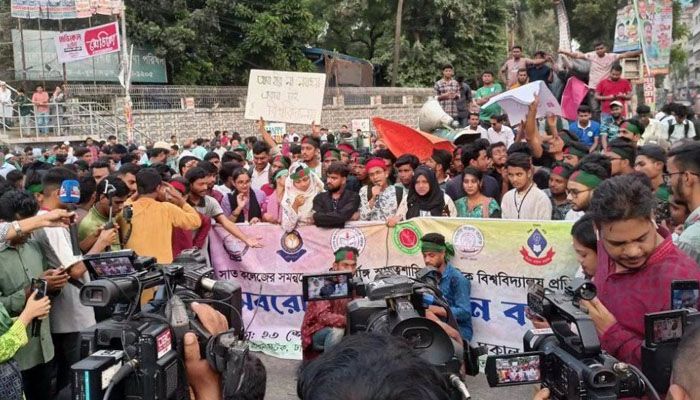 নতুন কর্মসূচি দিয়ে সড়ক ছাড়লেন সাত কলেজের শিক্ষার্থীরা