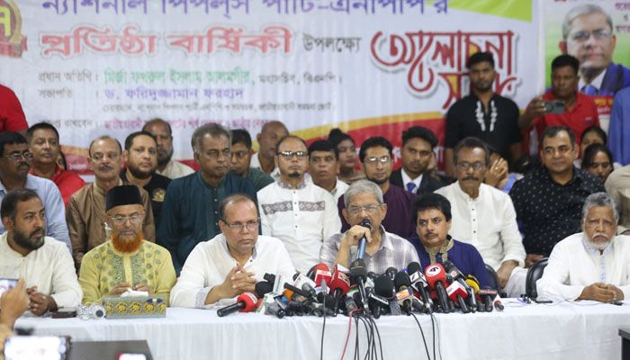 ঢাকা রিপোর্টার্স ইউনিটিতে আয়োজিত এক আলোচনা সভায় বক্তারা। প্রবা ফটো