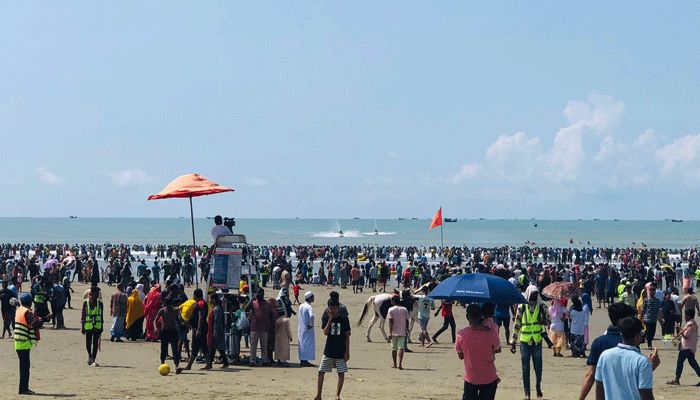 পূজার ছুটিতে লাখো পর্যটকে মুখরিত কক্সবাজার সৈকত