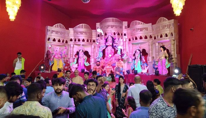 মহা অষ্টমীতে দৃষ্টিনন্দন সাজে দেবী