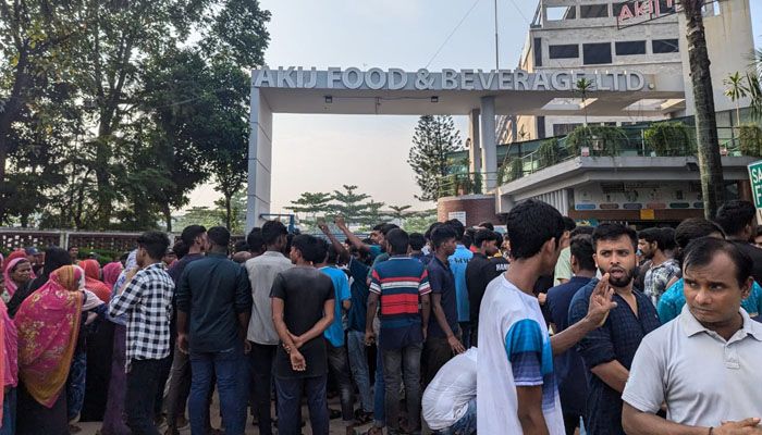 ধামরাইয়ে বেতন বৃদ্ধিসহ ৯ দফা দাবিতে শ্রমিকদের বিক্ষোভ