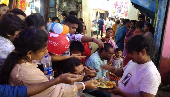 মহা অষ্টমীতে দৃষ্টিনন্দন সাজে দেবী