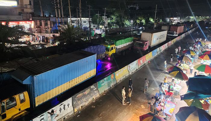 রাস্তায় আটকে আছে রপ্তানি পণ্য-কারখানার কাঁচামাল