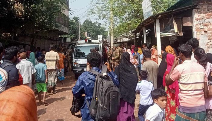 না জানিয়ে মোবাইল নিয়ে খেলা করায় ছোট ভাইকে গলাকেটে হত্যা