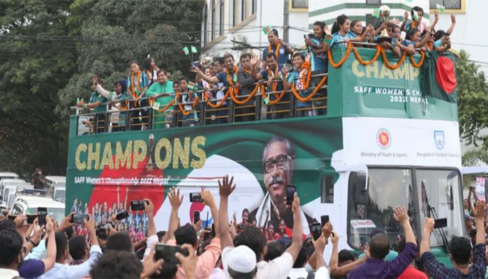 সাফজয়ী মেয়েদের ছাদখোলা বাসে সংবর্ধনা দিতে চায় বাফুফে