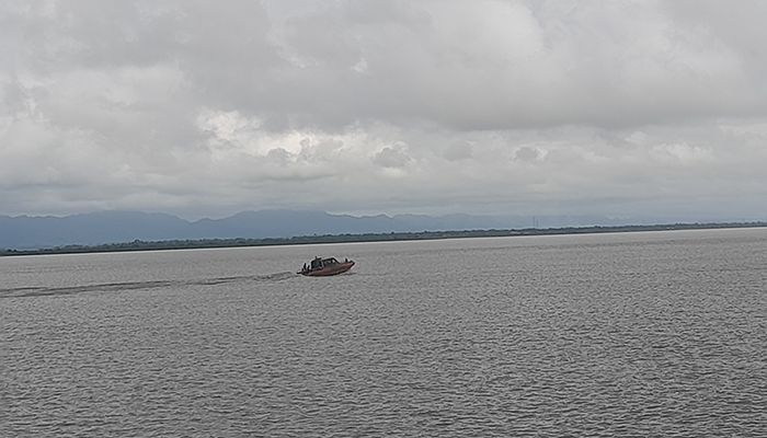 নাফ নদের ওপারে বিস্ফোরণ, এপারে কম্পন