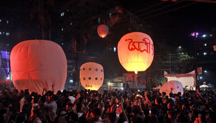 চট্টগ্রামে ফানুস উড়িয়ে প্রবারণা পূর্ণিমায় শান্তি কামনা