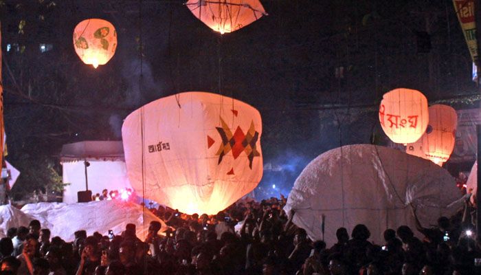 চট্টগ্রামে ফানুস উড়িয়ে প্রবারণা পূর্ণিমায় শান্তি কামনা