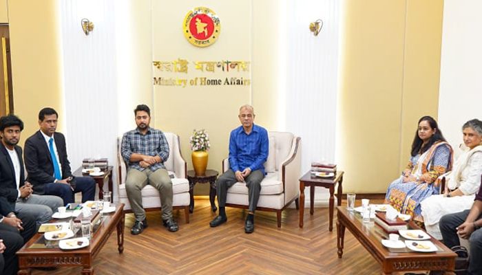 স্বরাষ্ট্র ও তথ্য উপদেষ্টার সঙ্গে ‘মায়ের ডাকের’ প্রতিনিধিদলের বৈঠক