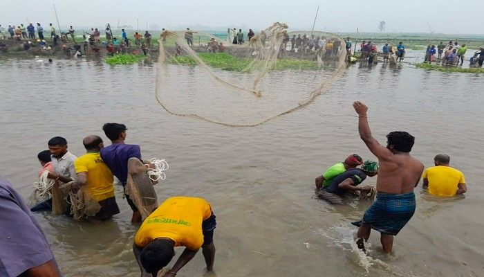 বুড়ির বাঁধে মাছ ধরার উৎসবে মানুষের ঢল