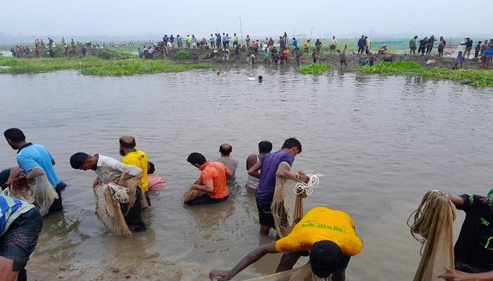 বুড়ির বাঁধে মাছ ধরার উৎসবে মানুষের ঢল