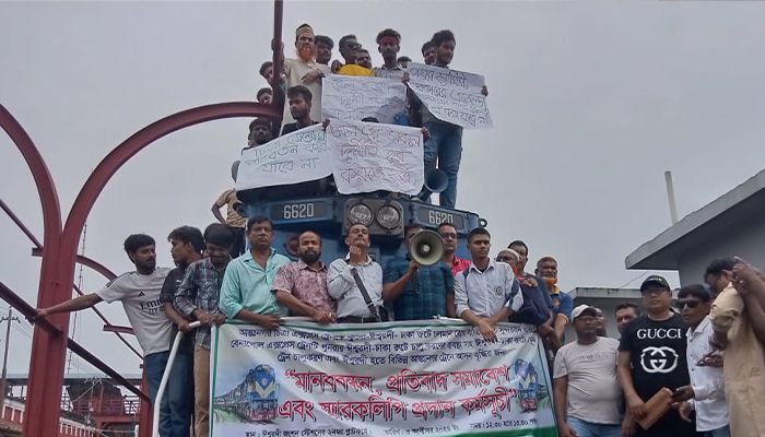 চিত্রা এক্সপ্রেস ট্রেনের রুট পরিবর্তনের ‘সিদ্ধান্ত’, প্রতিবাদে ট্রেন আটকে বিক্ষোভ