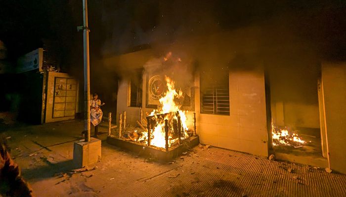 জাতীয় পার্টির কেন্দ্রীয় কার্যালয়ে আগুন