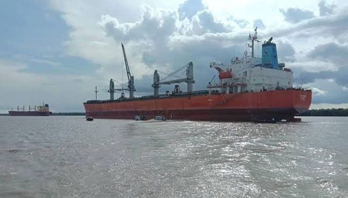 মোংলা বন্দরে দানার প্রভাব নেই, পণ্য ওঠানো-নামানো স্বাভাবিক