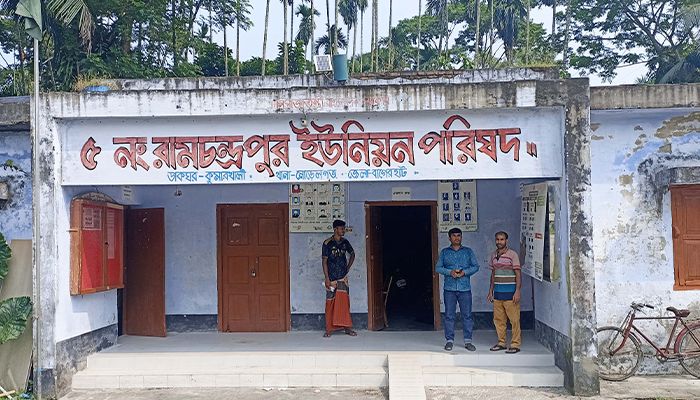 আত্মগোপনে চেয়ারম্যান কার্যালয়ে ঝুলছে তালা