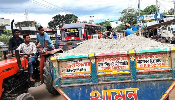 কুমিল্লা-সিলেট মহাসড়ক দাপিয়ে বেড়ায় অবৈধ ট্রলি-ট্রাক্টর। সম্প্রতি মুরাদনগর উপজেলার কোম্পানীগঞ্জ এলাকা থেকে তোলা। 