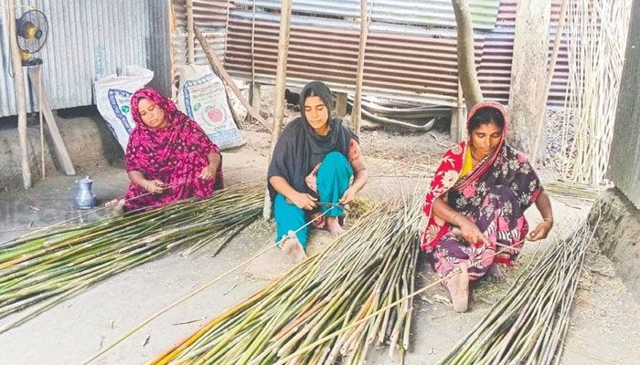 ছিপ বানানোই যে গ্রামের মানুষের পেশা