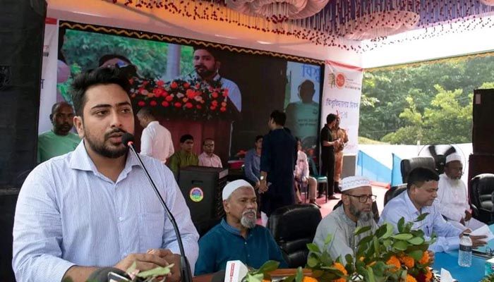 বেরোবির সম্মাননা স্মারক প্রত্যাখ্যান করলেন উপদেষ্টা নাহিদ