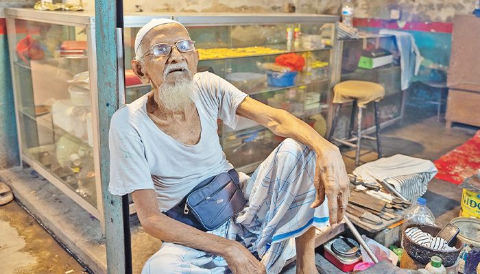 আলোছায়ায় তাঁতী বাজারের গহনাশিল্পী 