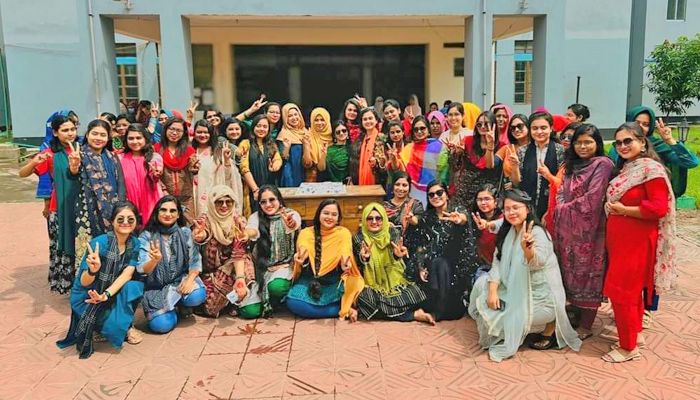 রঙে-আনন্দে রোকেয়া হলের ফিস্ট উদ্‌যাপন
