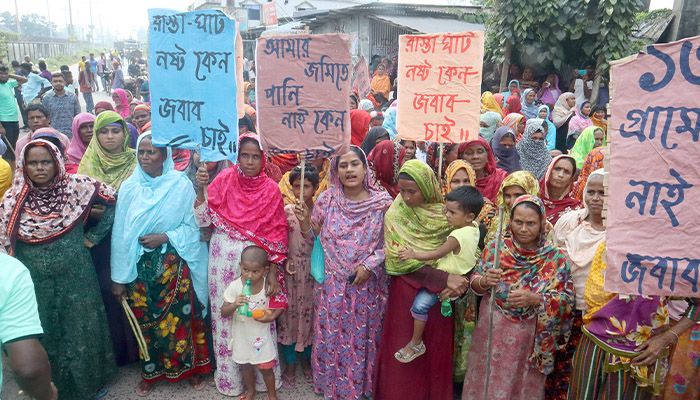 ৬ দফা দাবিতে বড়পুকুরিয়া খনি এলাকার ক্ষতিগ্রস্তদের বিক্ষোভ