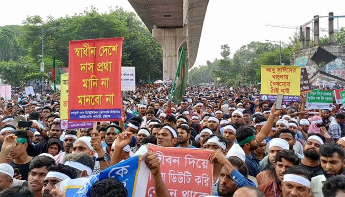 চাকরি জাতীয়করণের দাবিতে আউটসোর্সিং কর্মীদের শাহবাগ অবরোধ