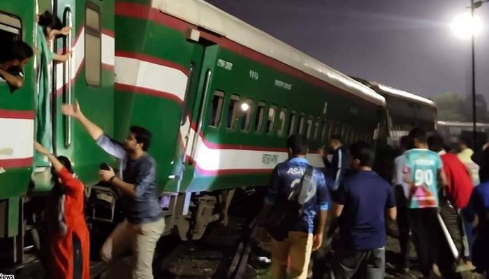 কমলাপুরে বগি লাইনচ্যুত, ৮ ঘণ্টা পর ট্রেন চলাচল শুরু