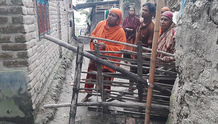 বাড়ির তিনদিকে বেড়া অবরুদ্ধ ৯ পরিবার