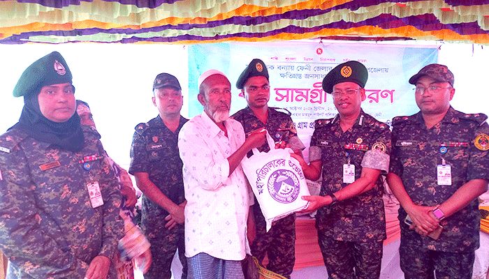 বন্যায় ক্ষতিগ্রস্ত ৬০০ হতদরিদ্র পেল আনসারের বস্ত্রসামগ্রী