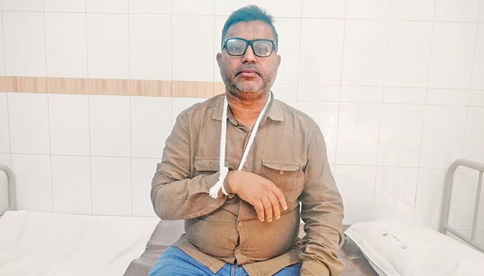 হাতের ব্যথায় এখনও ঘুমাতে পারেন না জাভেদ