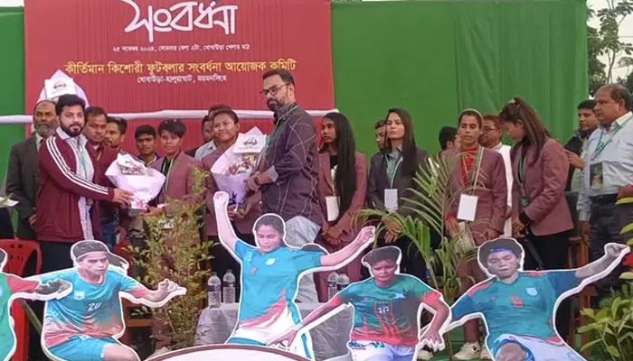 ধোবাউড়ায় সাফজয়ী ৬ নারী ফুটবলারকে সংবর্ধনা