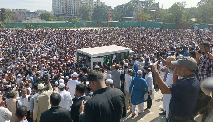 চট্টগ্রামের জমিয়াতুল ফালাহ ময়দানে বুধবার আইনজীবী সাইফুল ইসলাম আলিয়ের জানাজায় মানুষের ঢল। প্রবা ফটো