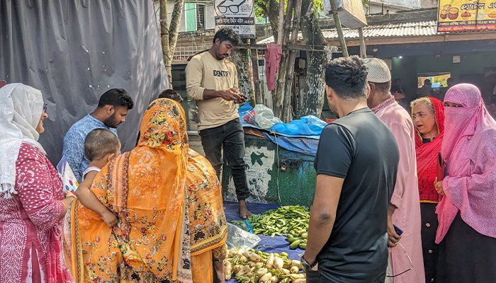 সিন্ডিকেট ভাঙতে ববি শিক্ষার্থীদের ন্যায্যমূল্যে সবজি বিক্রি