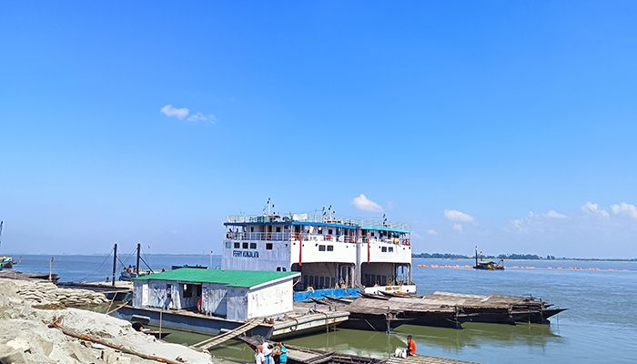 ১২ দিন পর আবারও ফেরি চলাচল শুরু 