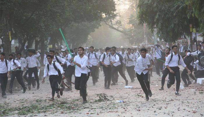 তুচ্ছ ঘটনায় ঢাকা ও সিটি কলেজ শিক্ষার্থীদের সংঘর্ষ, রণক্ষেত্র সায়েন্সল্যাব