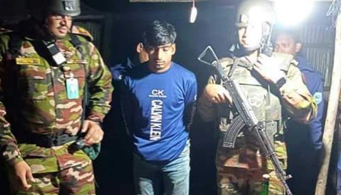 যৌথ অভিযানে পিস্তলসহ যুবক আটক