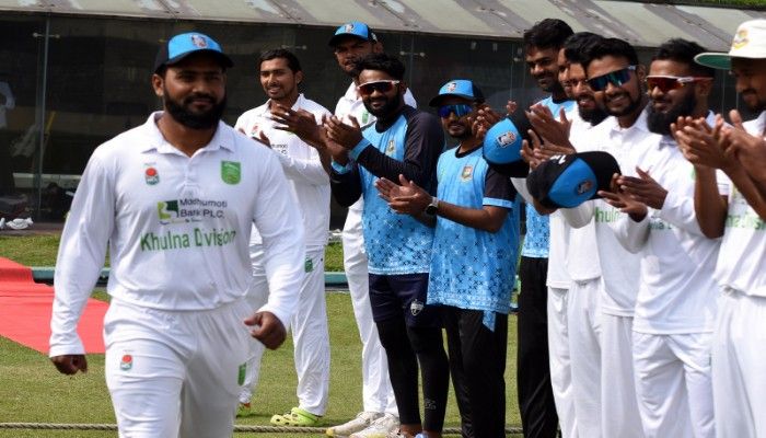 বিদায়ি ম্যাচে ইমরুলকে বিশেষ সম্মাননা