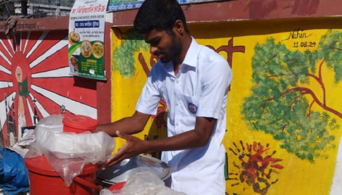 সংসারের হাল ধরতে ভ্রাম্যমাণ দোকানে বিরিয়ানি বিক্রি করছে ফাহিম। সম্প্রতি কটিয়াদী উপজেলা স্বাস্থ্য কমপ্লেক্সের সামনে।