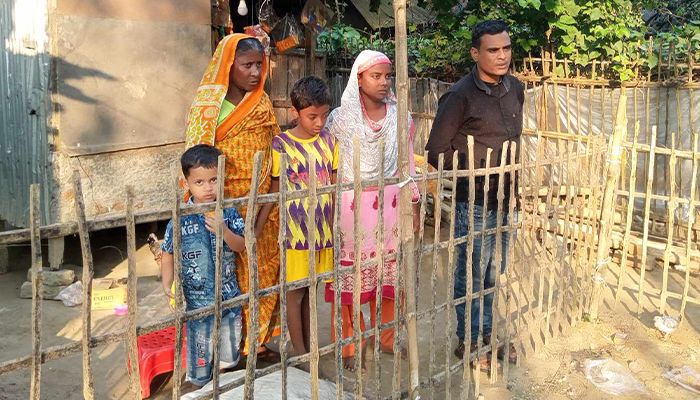 প্রভাবশালীর বাঁশের বেড়ায় অবরুদ্ধ বৃদ্ধার পরিবার