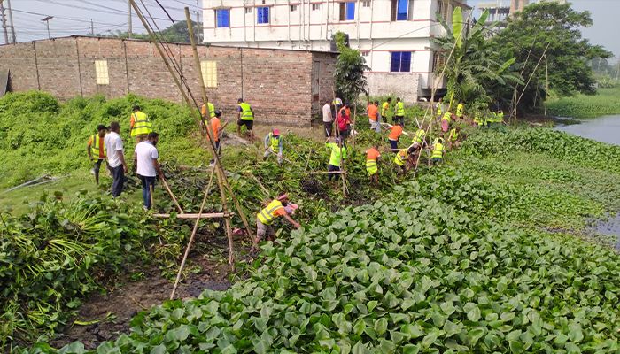 পচা ও নর্দমা খাল পরিষ্কার করল যুবসমাজ